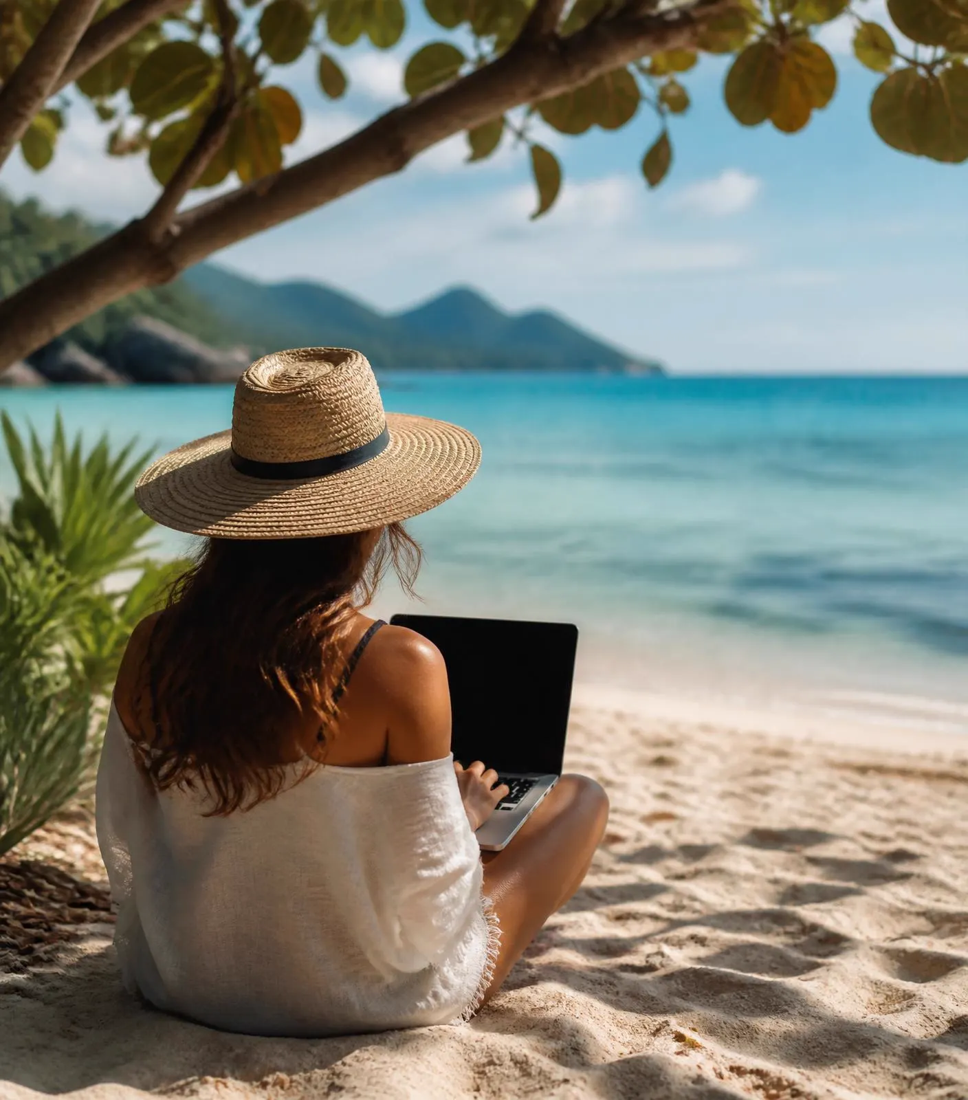 Personne travaillant sur son ordinateur portable face à la mer turquoise